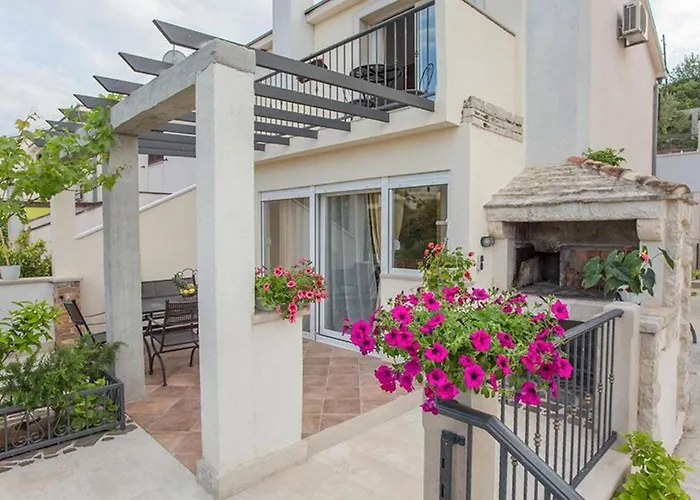 Scenic Two Bedroom With Private Pool *