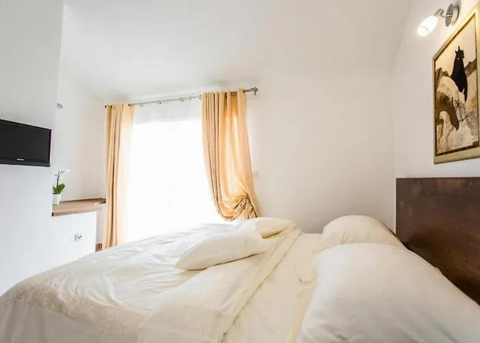 Scenic Two Bedroom With Private Pool Sutivan
