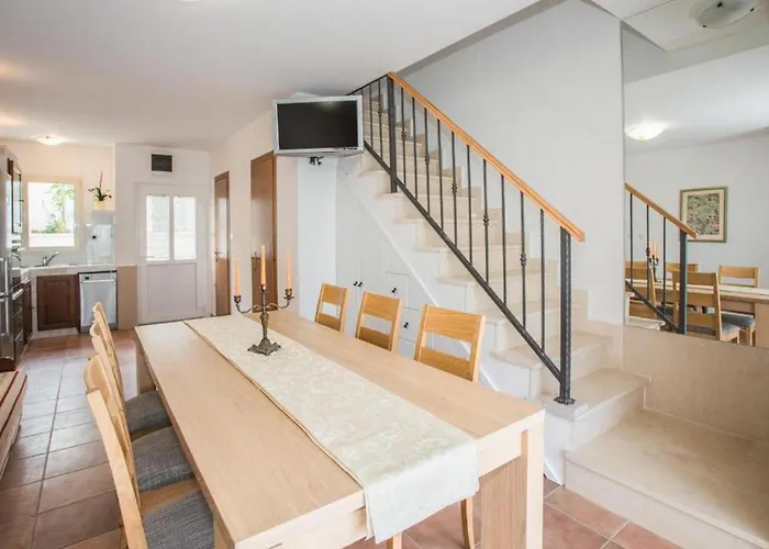 Scenic Two Bedroom With Private Pool Sutivan