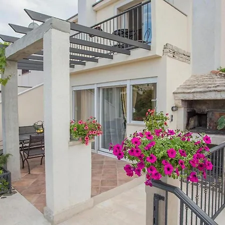 Scenic Two Bedroom With Private Pool *