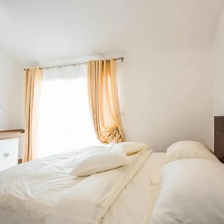 Scenic Two Bedroom With Private Pool Sutivan