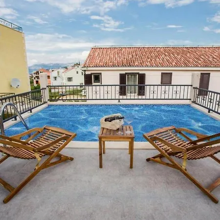 Scenic Two Bedroom With Private Pool *